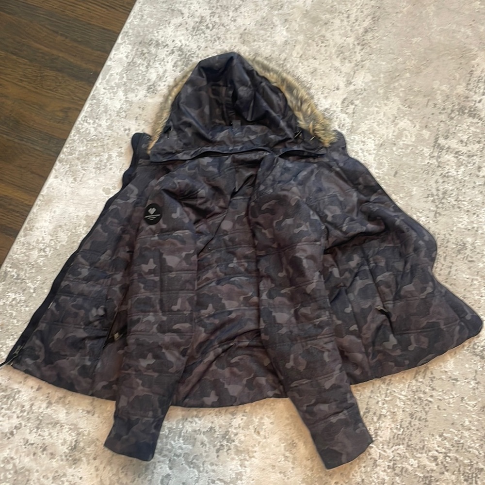 This is an Obermeyer women’s ski jacket, size 8. And the color is dark camo.